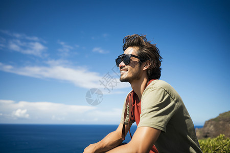 海边的男子眺望碧海蓝天背景图片