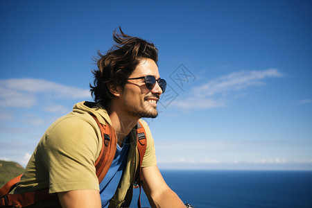 夏季海岛旅游的外国男子高清图片