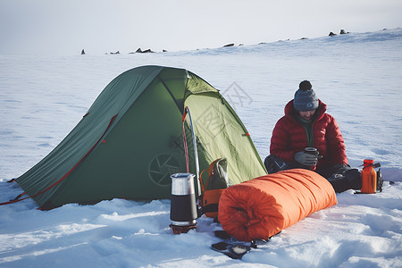 冬季雪山中露营的男子背景图片