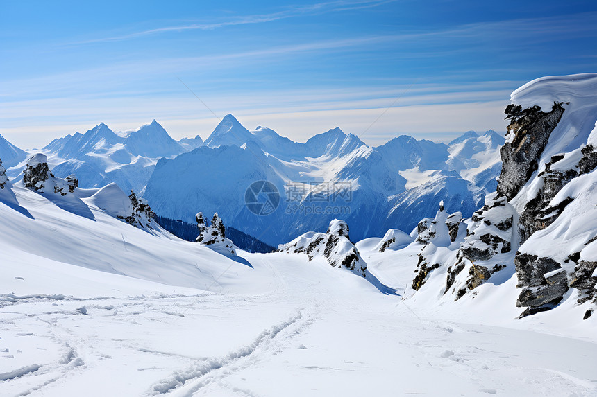 雪山滑雪者图片