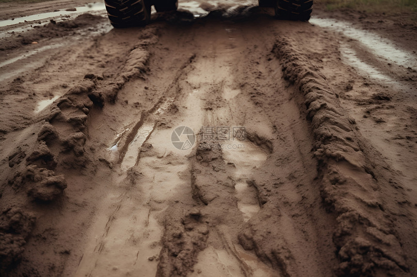 雨中泥泞的道路图片