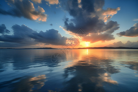 平静水面上的日落背景图片