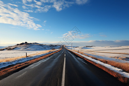 冬日云雾中的乡间公路背景图片