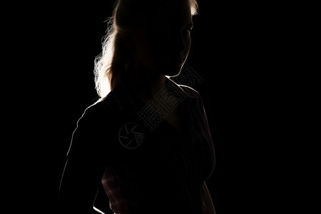 黑暗中一位女子背景图片