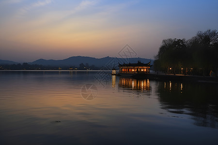 同舟风景优美的西湖景观背景