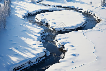 冬季白雪覆盖的丛林河流高清图片