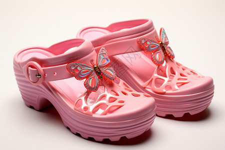 粉色蝴蝶装饰的夏季凉鞋背景图片