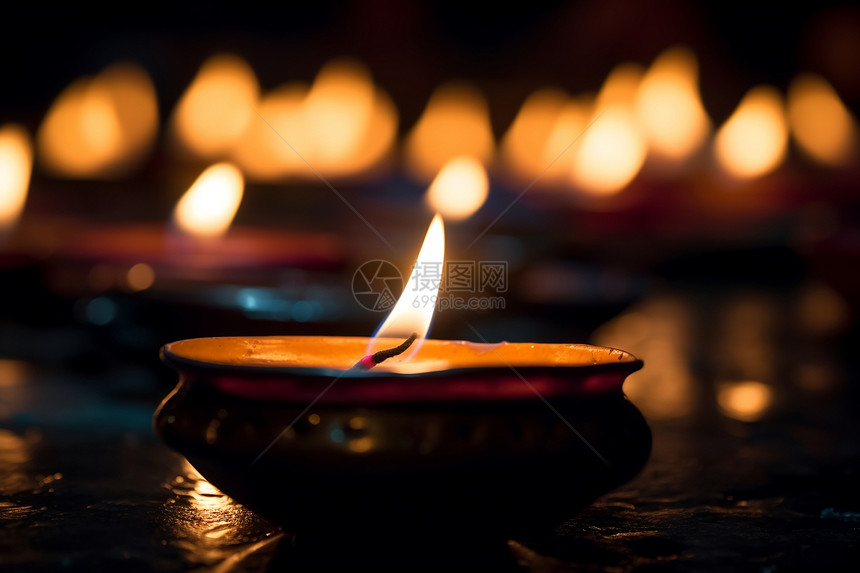 祭坛上燃烧的蜡烛图片