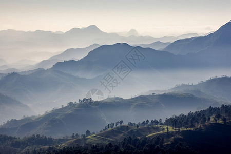 云雾缭绕的山脉景观背景图片