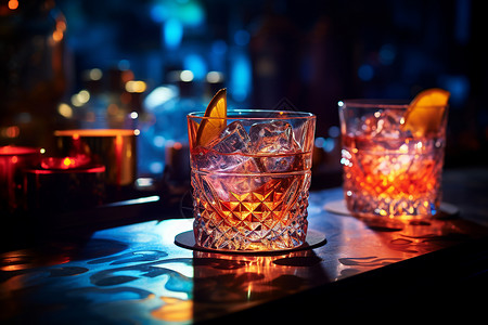 餐桌上的冰镇威士忌背景图片