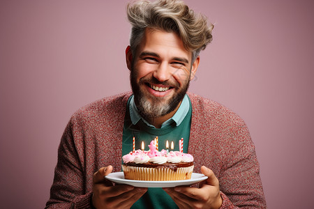 拿着生日蛋糕的男人背景图片