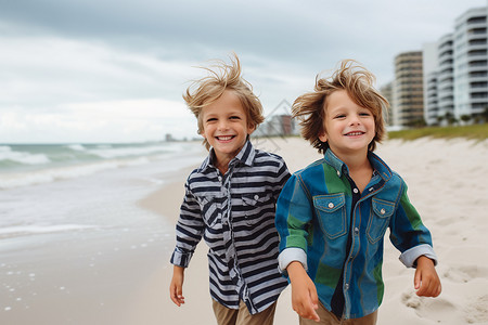 两个小男孩在海滩上背景图片