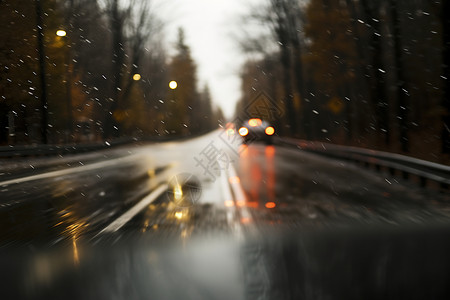 下雨中的交通汽车背景图片
