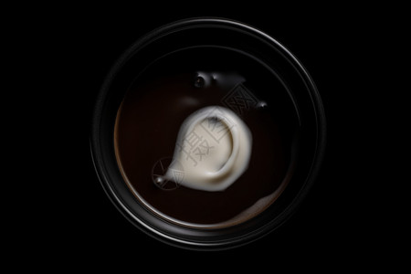 黒碗中的牛奶背景图片
