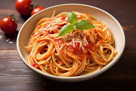 意大利面上的番茄酱高清图片
