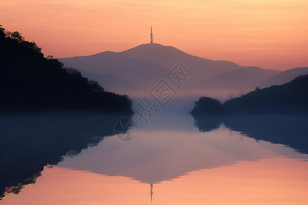 湖畔迷蒙山脉倒映背景