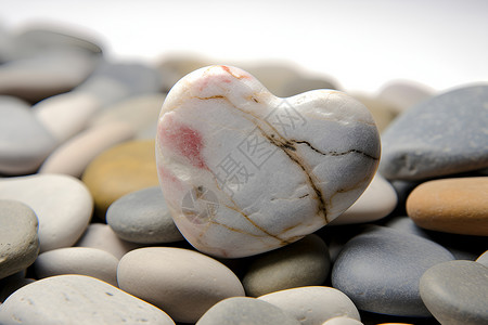 一颗心形石头放在石堆上背景图片