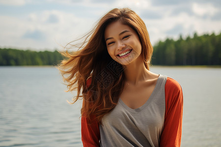 湖畔微笑的美女背景图片
