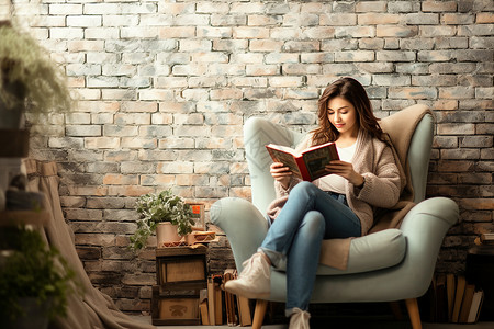阅读书籍的女性背景图片