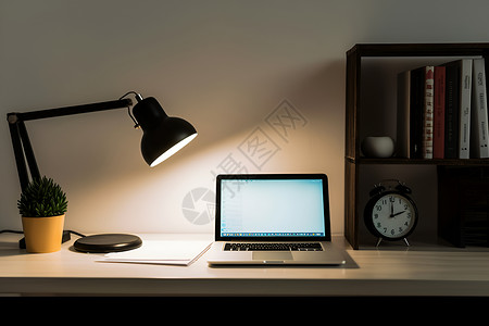 桌子上的电脑和台灯背景图片