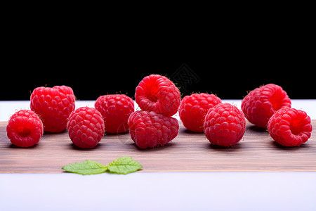 桌面上甜美的树莓背景图片