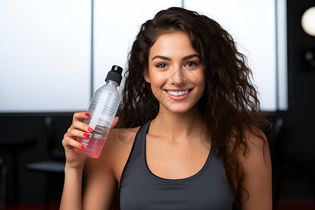 喝水的卷发女性背景图片