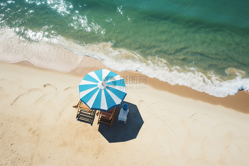 沙滩上简约的遮阳伞图片