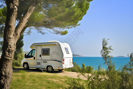露营车停靠在海边背景图片
