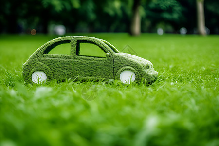 翠绿草地上的绿色小车高清图片