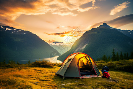 山顶太阳日落时山顶的帐篷背景