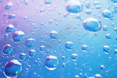 水滴在蓝色表面高清图片