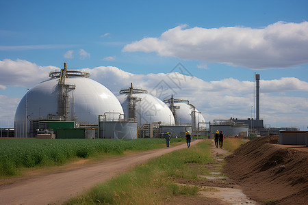 农田旁的生物气体生产设施背景图片