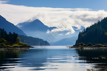 碧绿山峦环抱下的湖泊背景图片