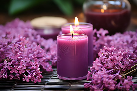 桌子上的紫色蜡烛及花束背景图片