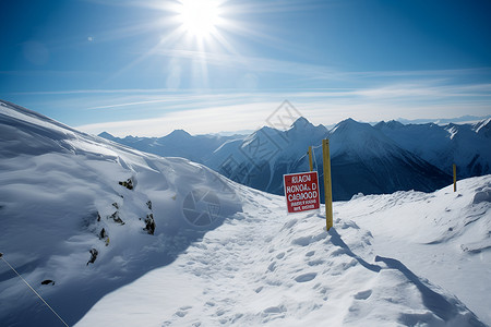 竖立山坡上的冰雪和牌子背景