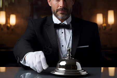 酒店礼宾身穿燕尾服的男仆拿着服务铃背景