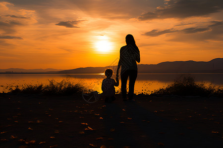 夕阳下湖边的母子背景图片