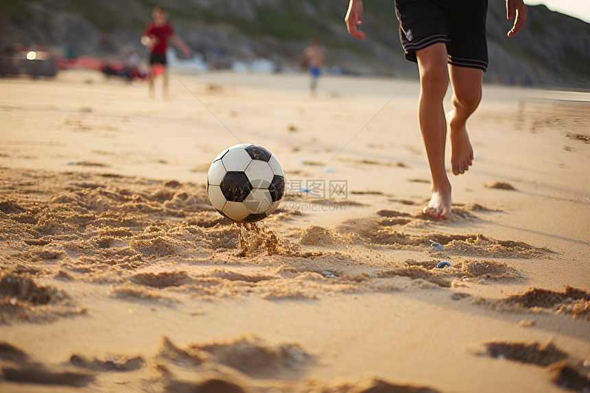 沙滩上踢足球的人图片