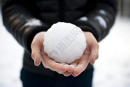 白色圆球双手捧着雪球背景