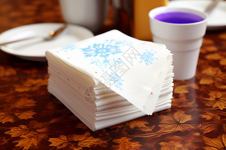 大象花纹杯子餐桌上的纸巾背景