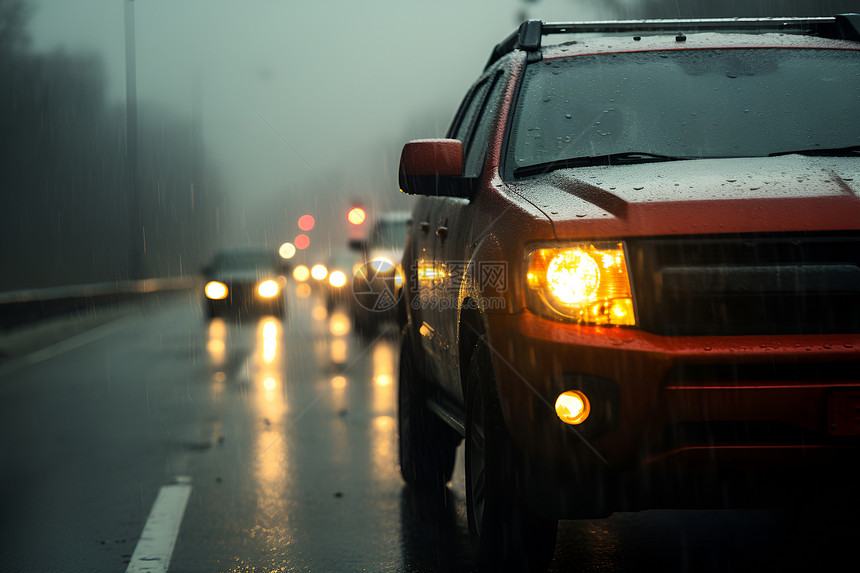 雨天模糊视线驾驶的汽车图片