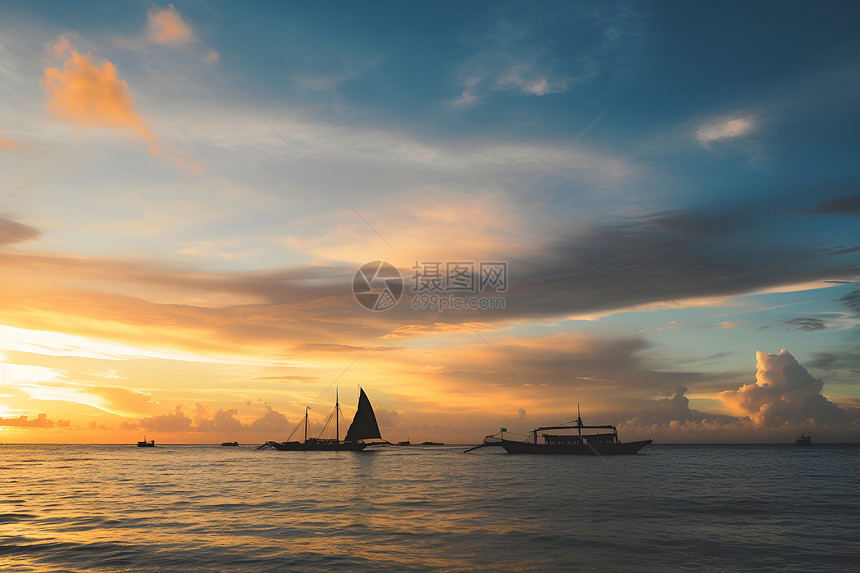 夕阳下的海上帆船图片