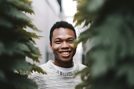 男子站在植物后面背景图片