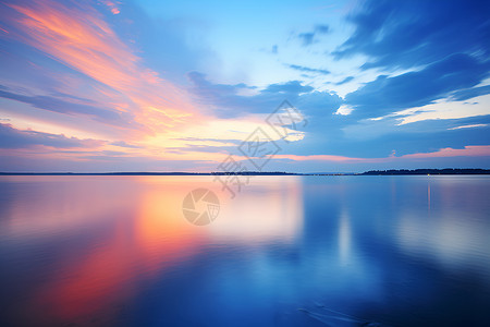 湖上美丽的日落背景图片