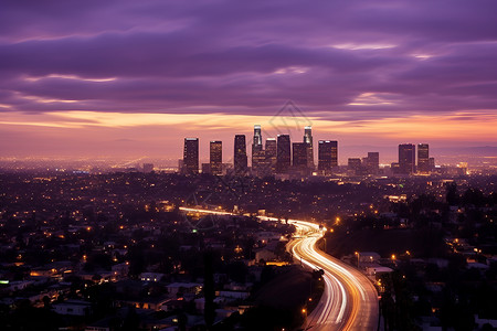 夜幕下的紫色都市背景图片