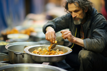 男子正在准备食物背景图片