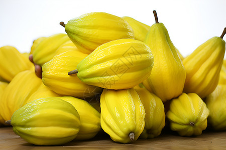 鲜黄的水果堆放在桌子上背景图片