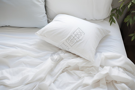 白色枕头在床上背景图片