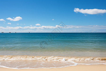 海浪拍打的海滩背景图片