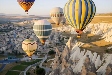 山脉上空悬浮着一群热气球背景图片